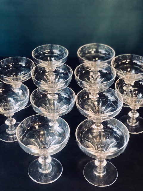 12 coupes à champagne anciennes en cristal Baccarat