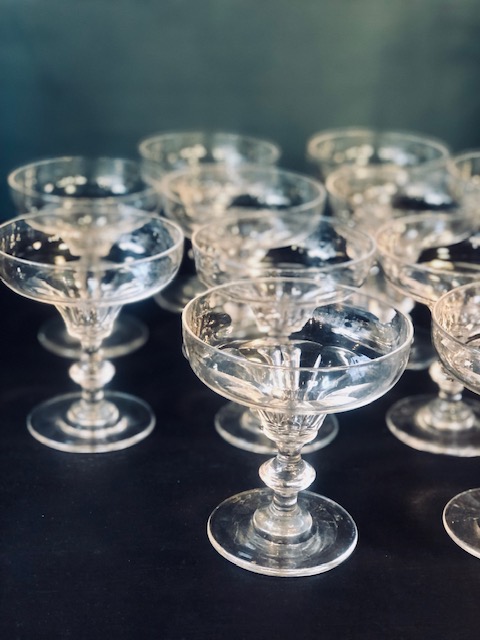 12 coupes à champagne anciennes en cristal Baccarat