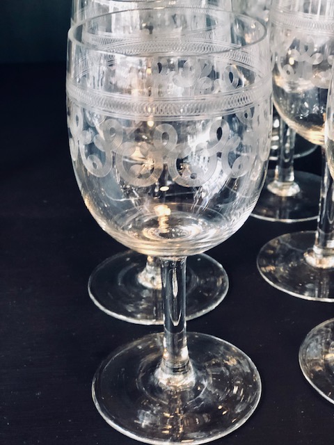 12 verres à vin en cristal ciselé