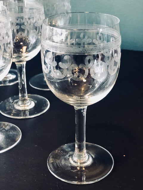 12 verres à vin en cristal ciselé