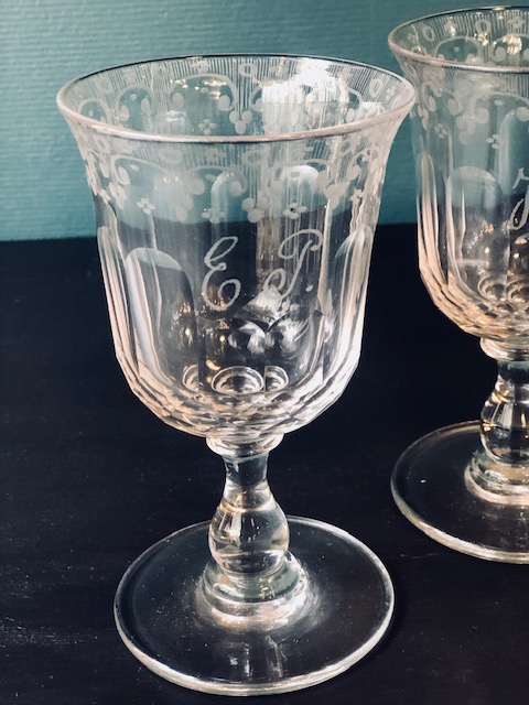 2 verres gravés avec initiales