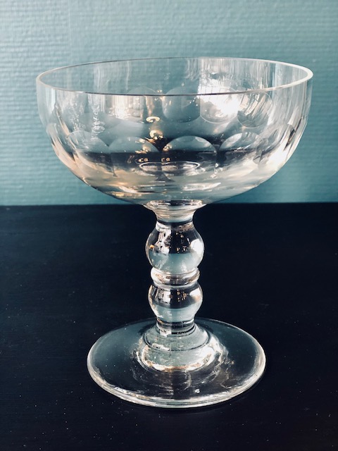 4 coupes à champagne en verre 