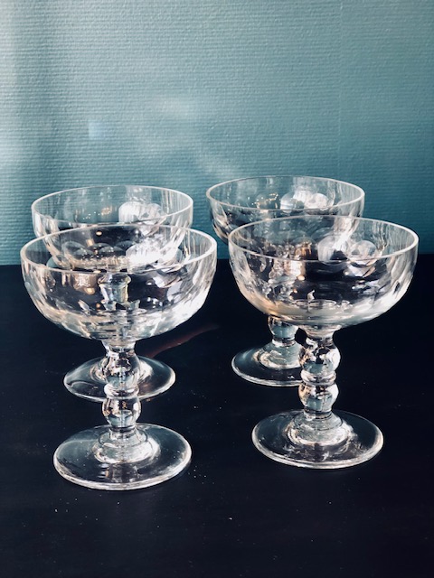 4 coupes à champagne en verre 