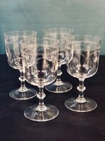 4 verres à vin à pied