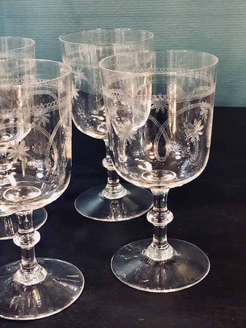 4 verres à vin à pied