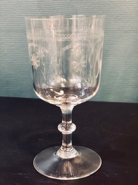 4 verres à vin à pied