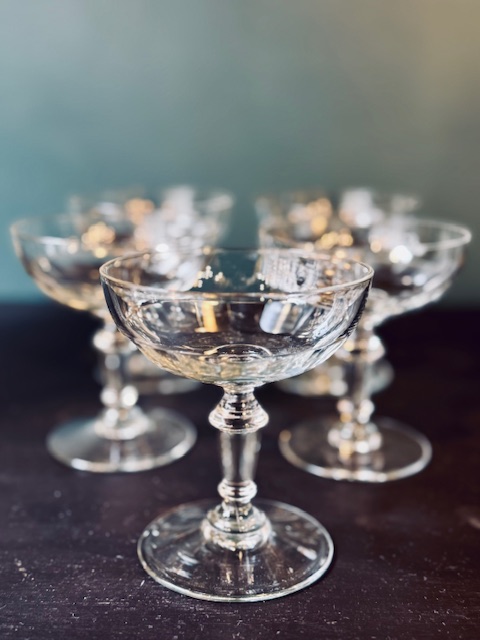 5 coupes à champagne en verre taillé 