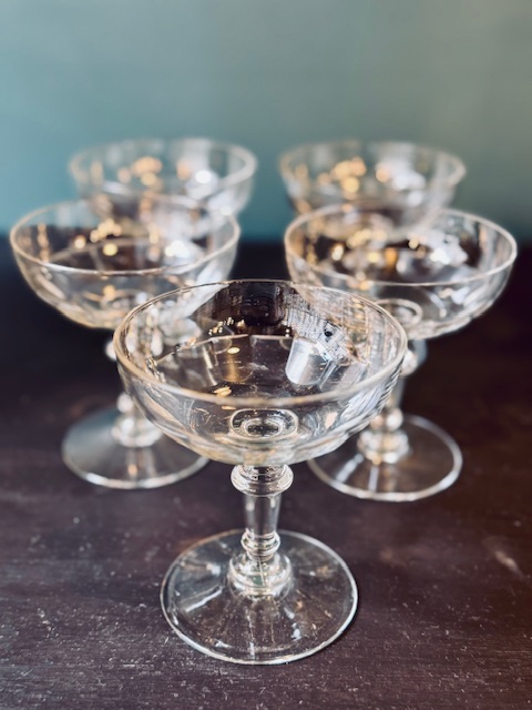 5 coupes à champagne en verre taillé 