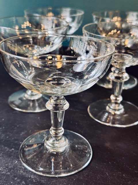 5 coupes à champagne en verre taillé 