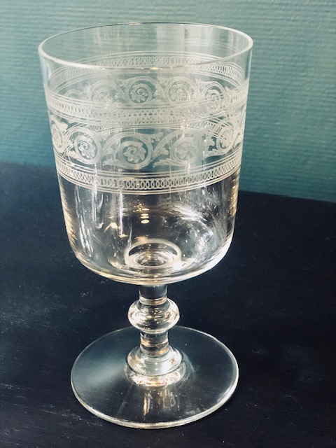 5 verres à pieds Baccarat gravé 