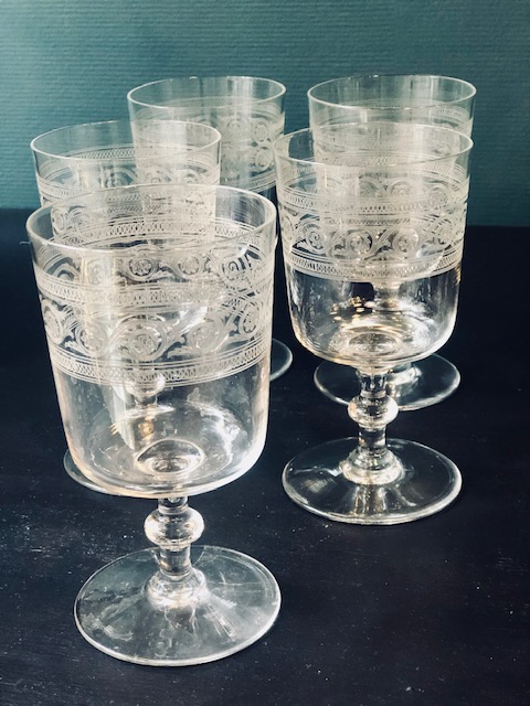 5 verres à pieds Baccarat gravé 