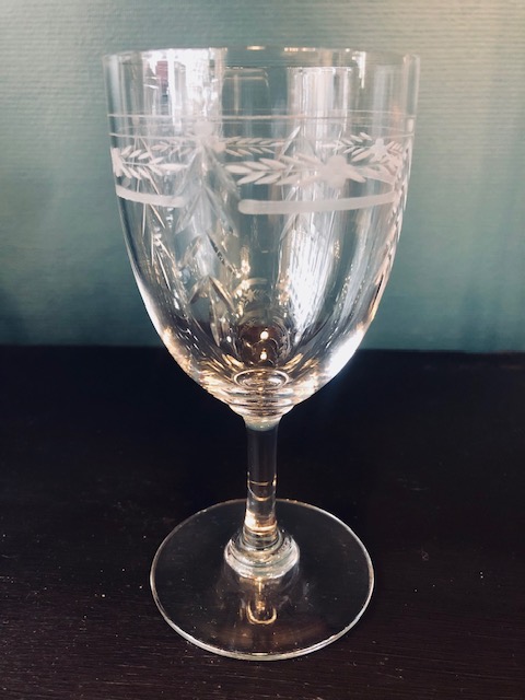 5 verres à vin en cristal gravé et ciselé 