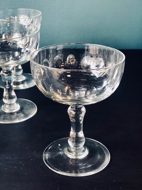 6 coupes à champagne en verre ancien