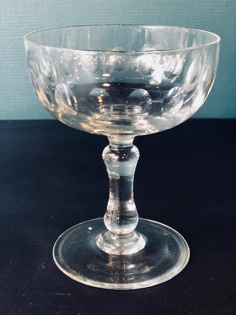 6 coupes à champagne en verre ancien