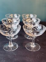 6 coupes à  champagne en verre taillé