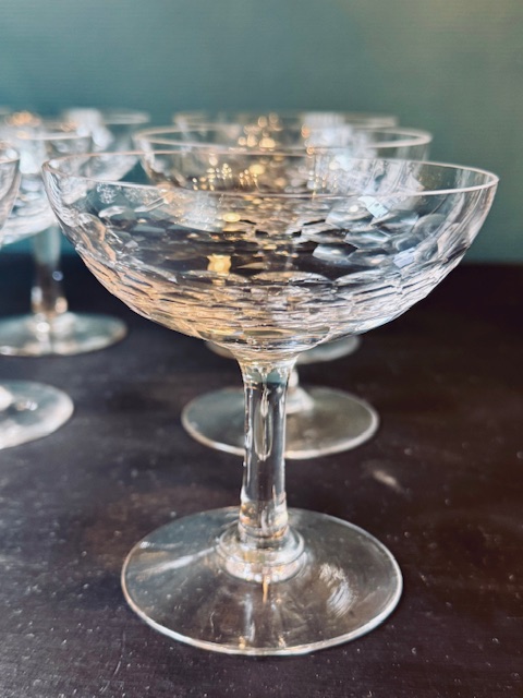 6 coupes à  champagne en verre taillé