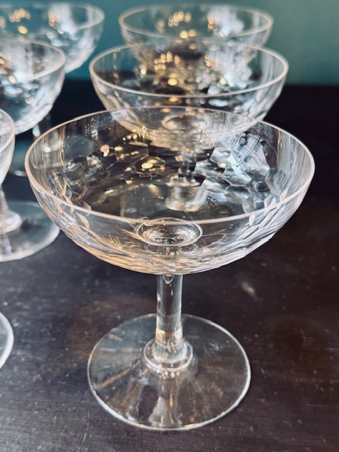 6 coupes à  champagne en verre taillé