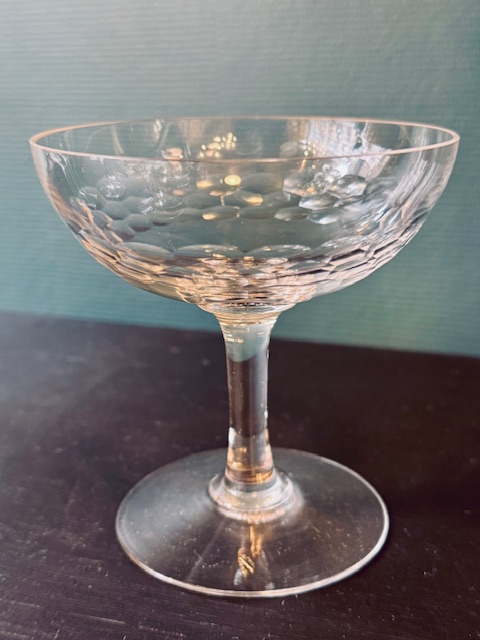 6 coupes à  champagne en verre taillé