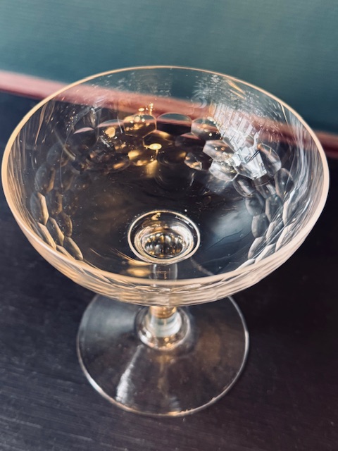 6 coupes à  champagne en verre taillé