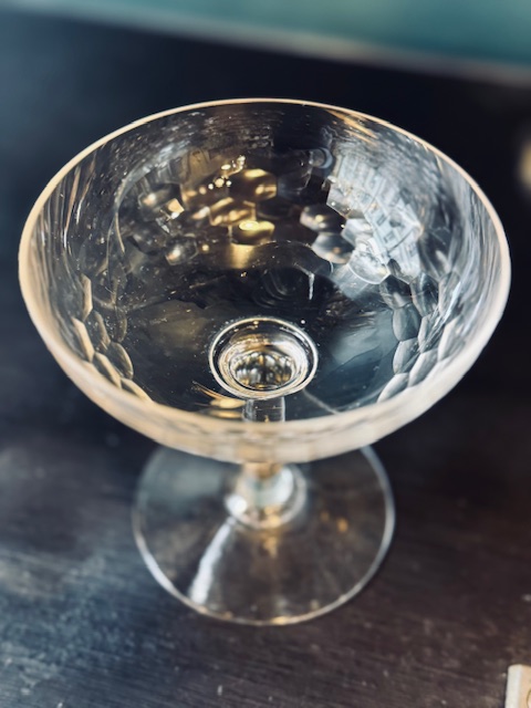 6 coupes à  champagne en verre taillé