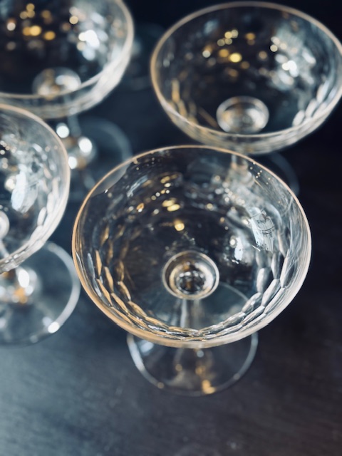 6 coupes à  champagne en verre taillé