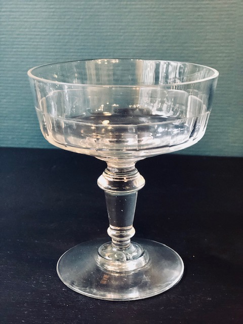 6 coupes à champgne en verre ancien