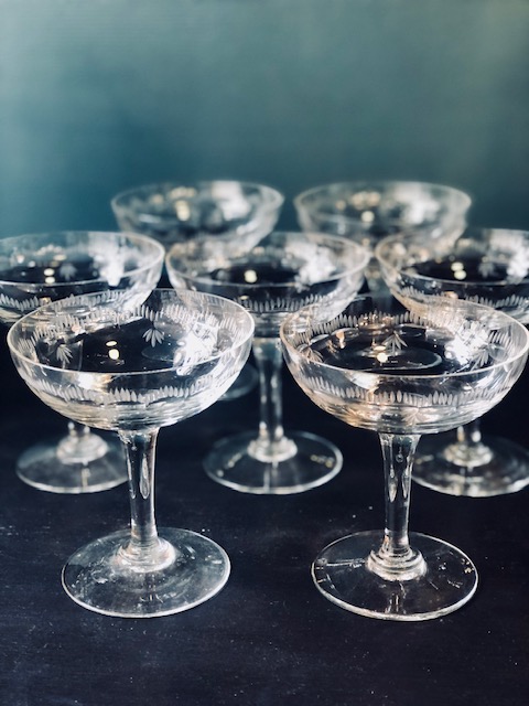 7 coupes à champagne en verre ciselé