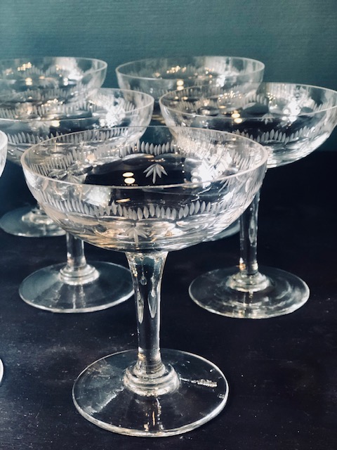 7 coupes à champagne en verre ciselé