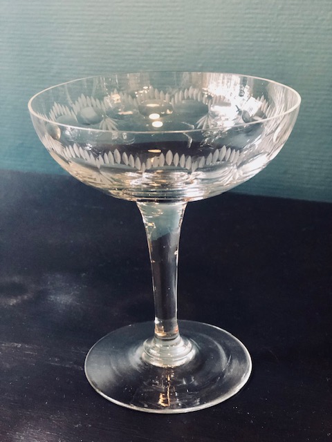 7 coupes à champagne en verre ciselé