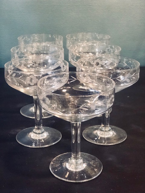 7 coupes de champagne en verre ciselé