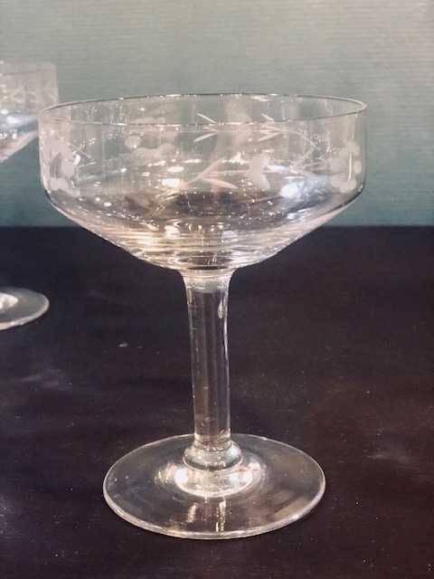 7 coupes de champagne en verre ciselé