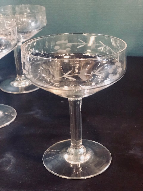 7 coupes de champagne en verre ciselé