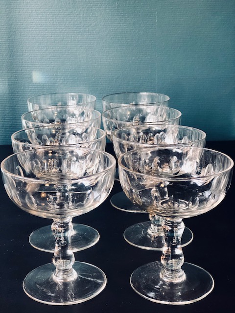 8 coupes à champagne en verre ancien