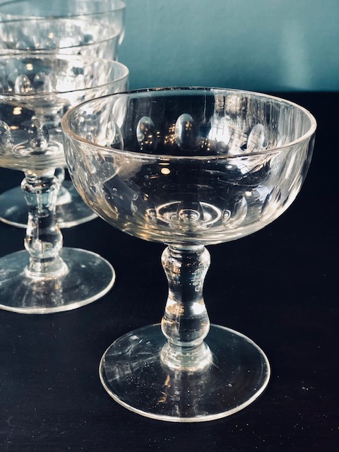 8 coupes à champagne en verre ancien