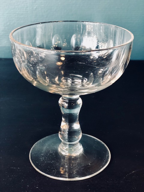 8 coupes à champagne en verre ancien