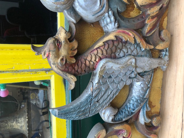 Déco polychrome d'orgue de manège en bois sculpté 