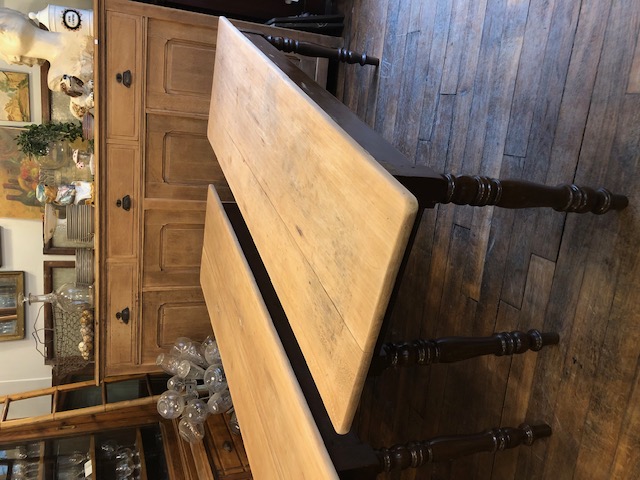 Grande table d'estaminet pieds tournés