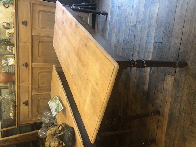 Grande table en bois à pieds tournés