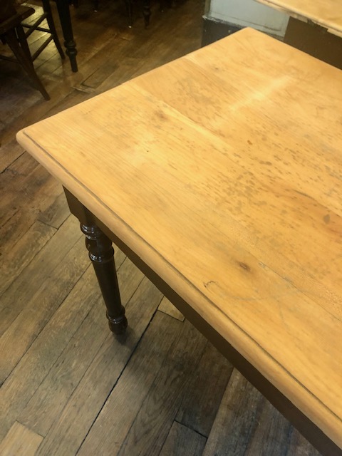 Grande table en bois à pieds tournés