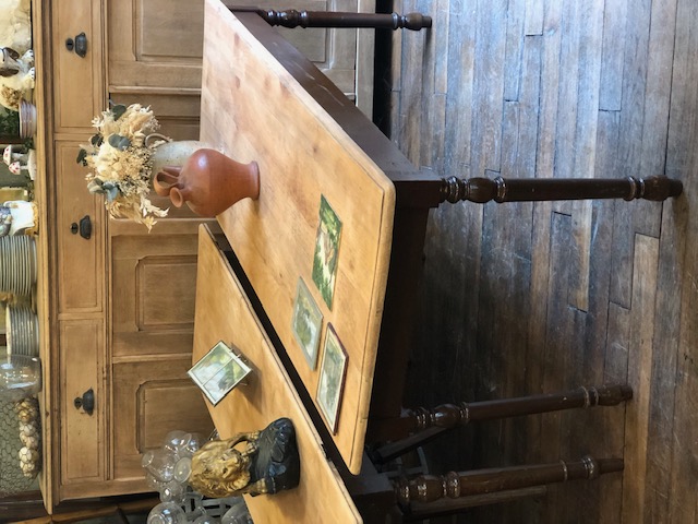 Grande table en bois à pieds tournés