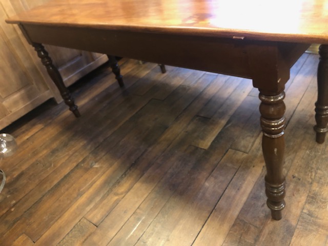 Une table d'estaminet longue à pieds tournes