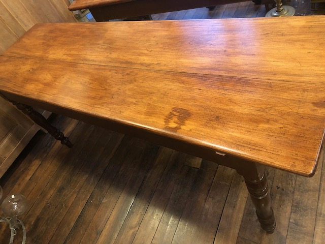 Une table d'estaminet longue à pieds tournes