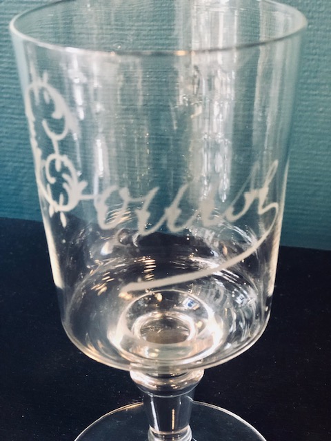 Verre ancien gravé Louise