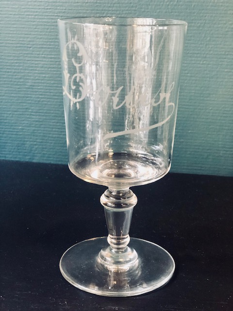 Verre ancien gravé Louise