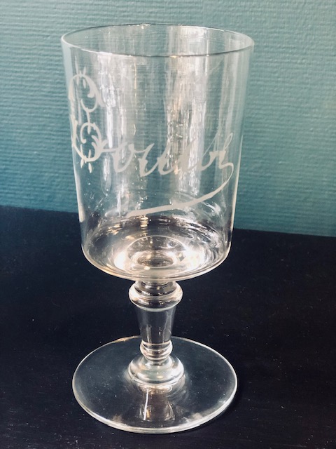 Verre ancien gravé Louise