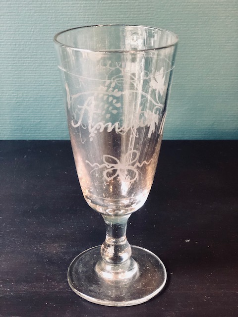 Verre de l'amitié en verre ancien gravé