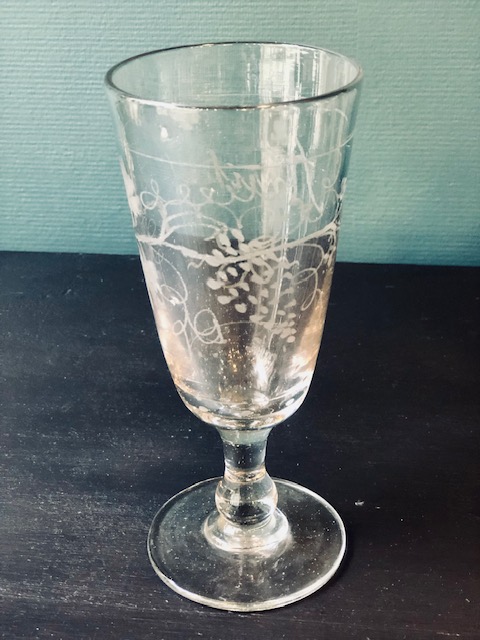 Verre de l'amitié en verre ancien gravé