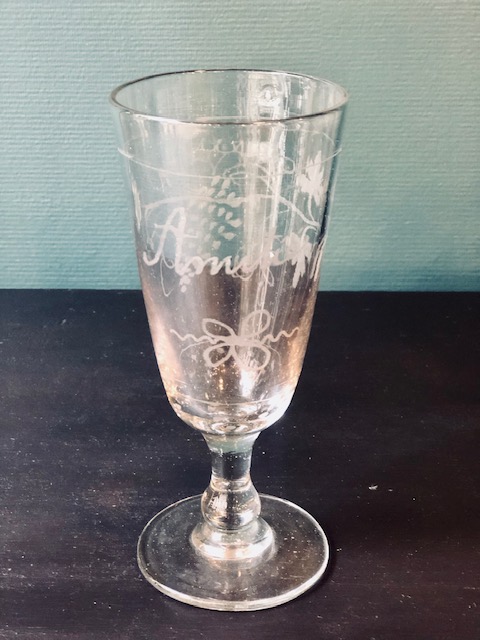 Verre de l'amitié en verre ancien gravé